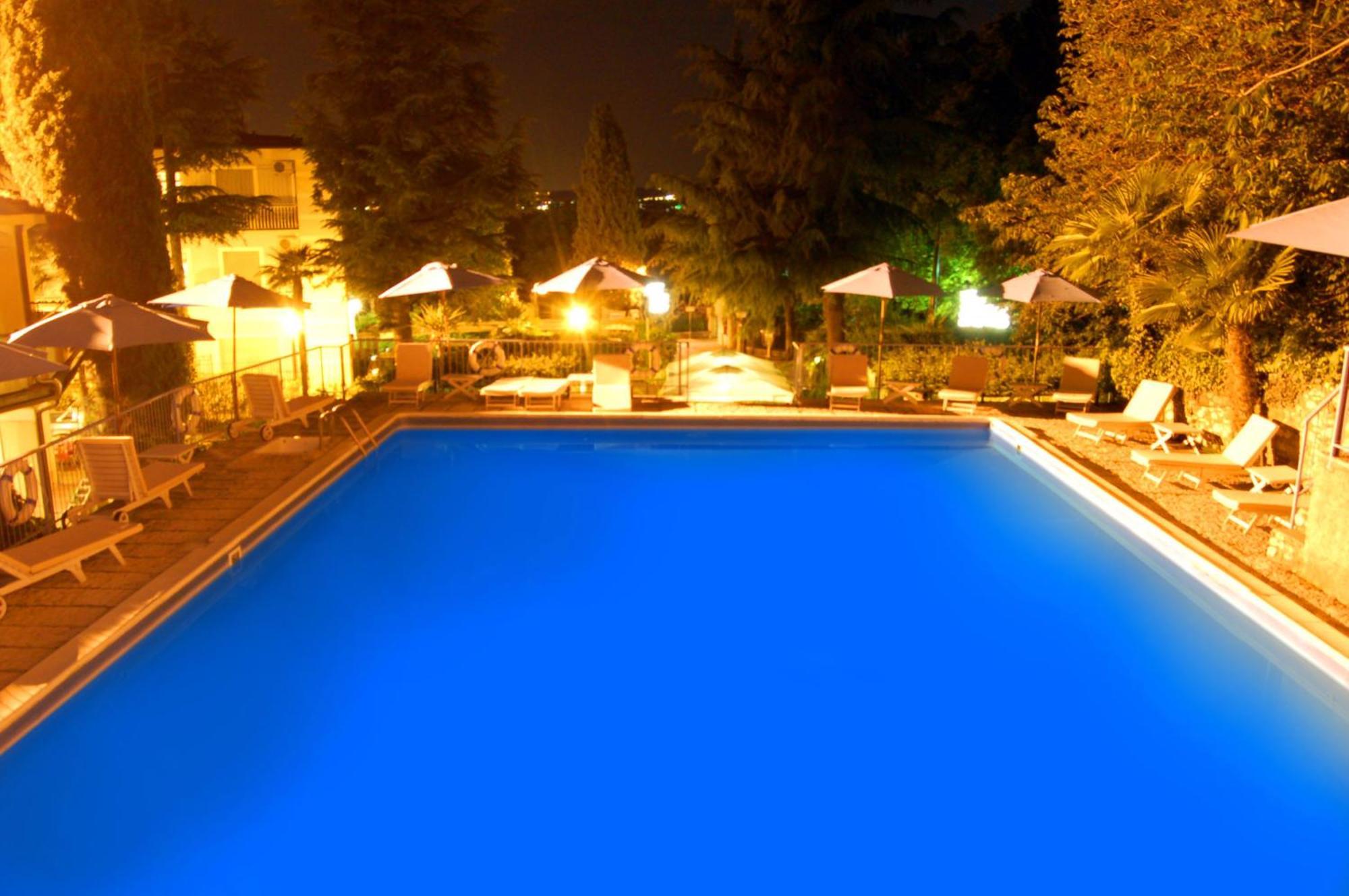 Hotel Broglia Сірміоне Екстер'єр фото