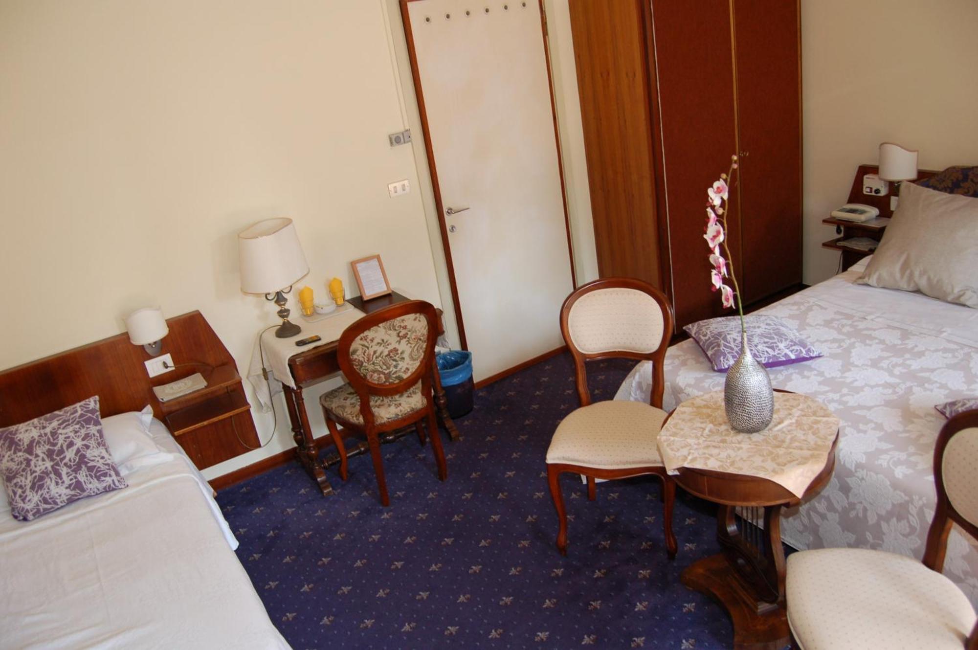 Hotel Broglia Сірміоне Екстер'єр фото