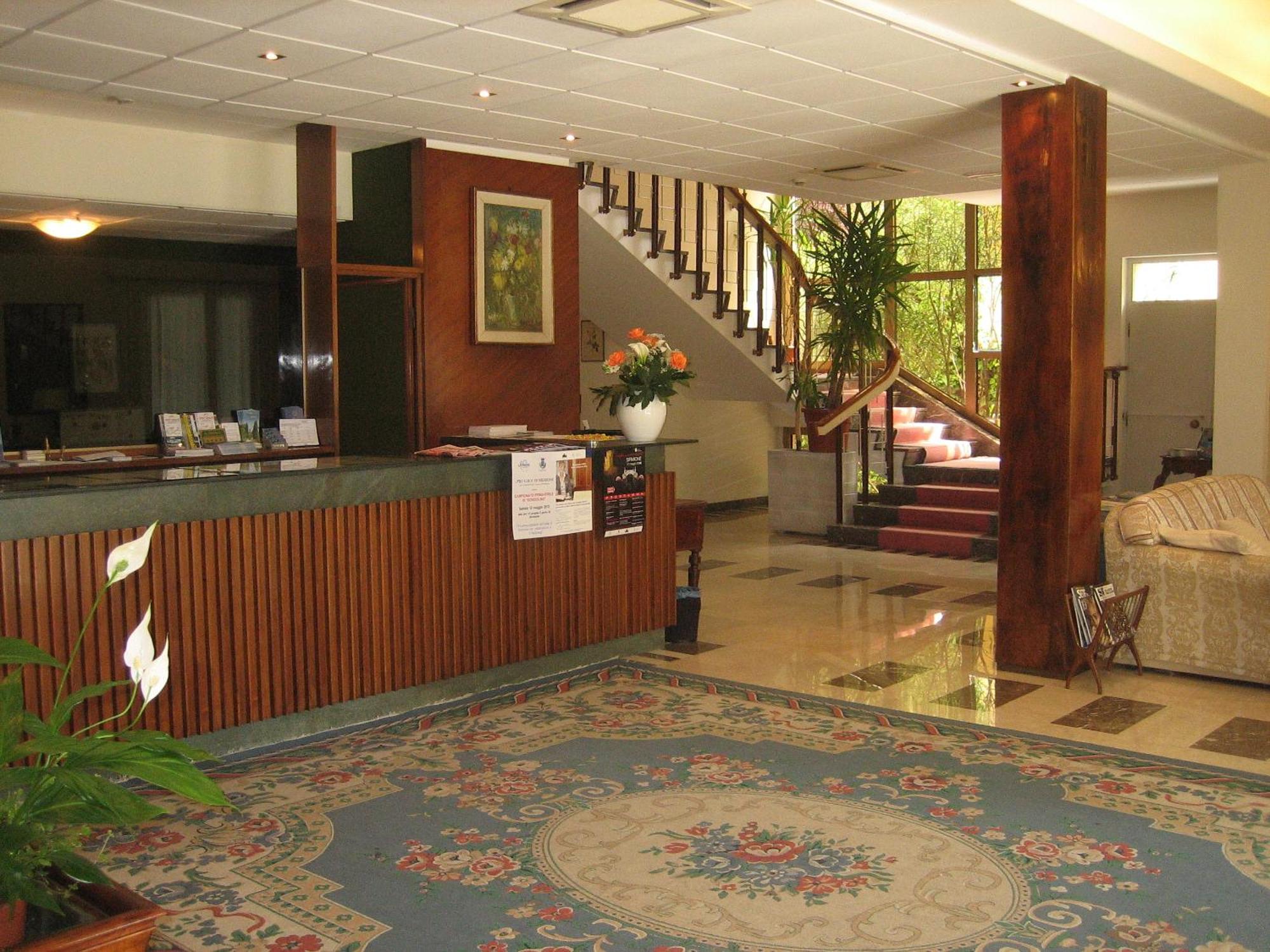 Hotel Broglia Сірміоне Екстер'єр фото