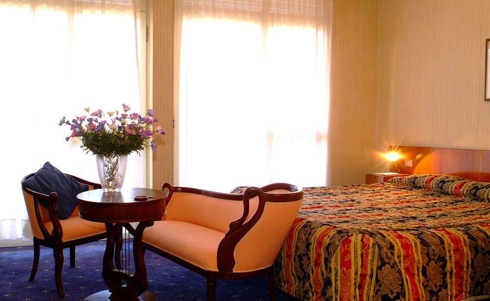 Hotel Broglia Сірміоне Екстер'єр фото