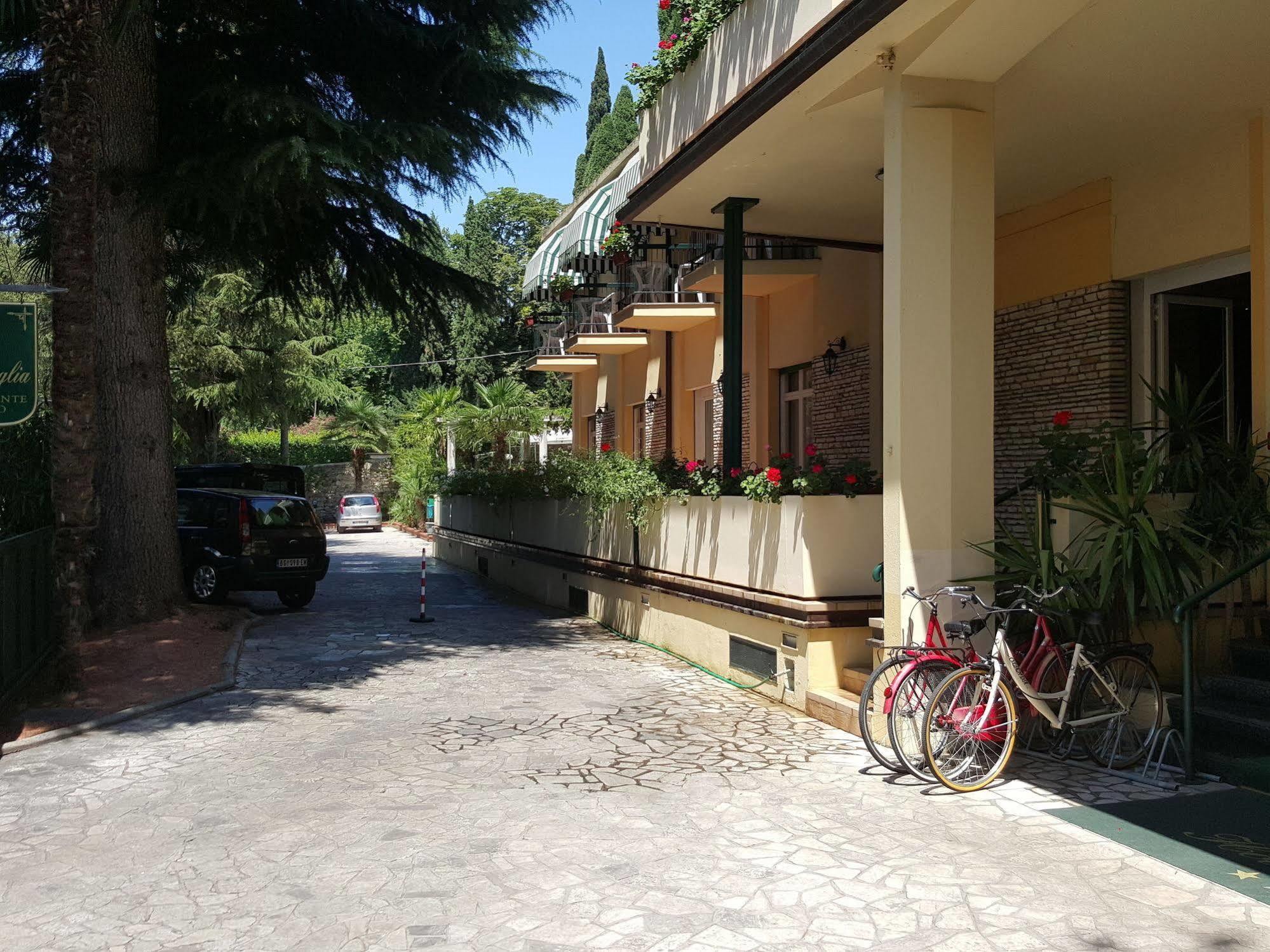 Hotel Broglia Сірміоне Екстер'єр фото