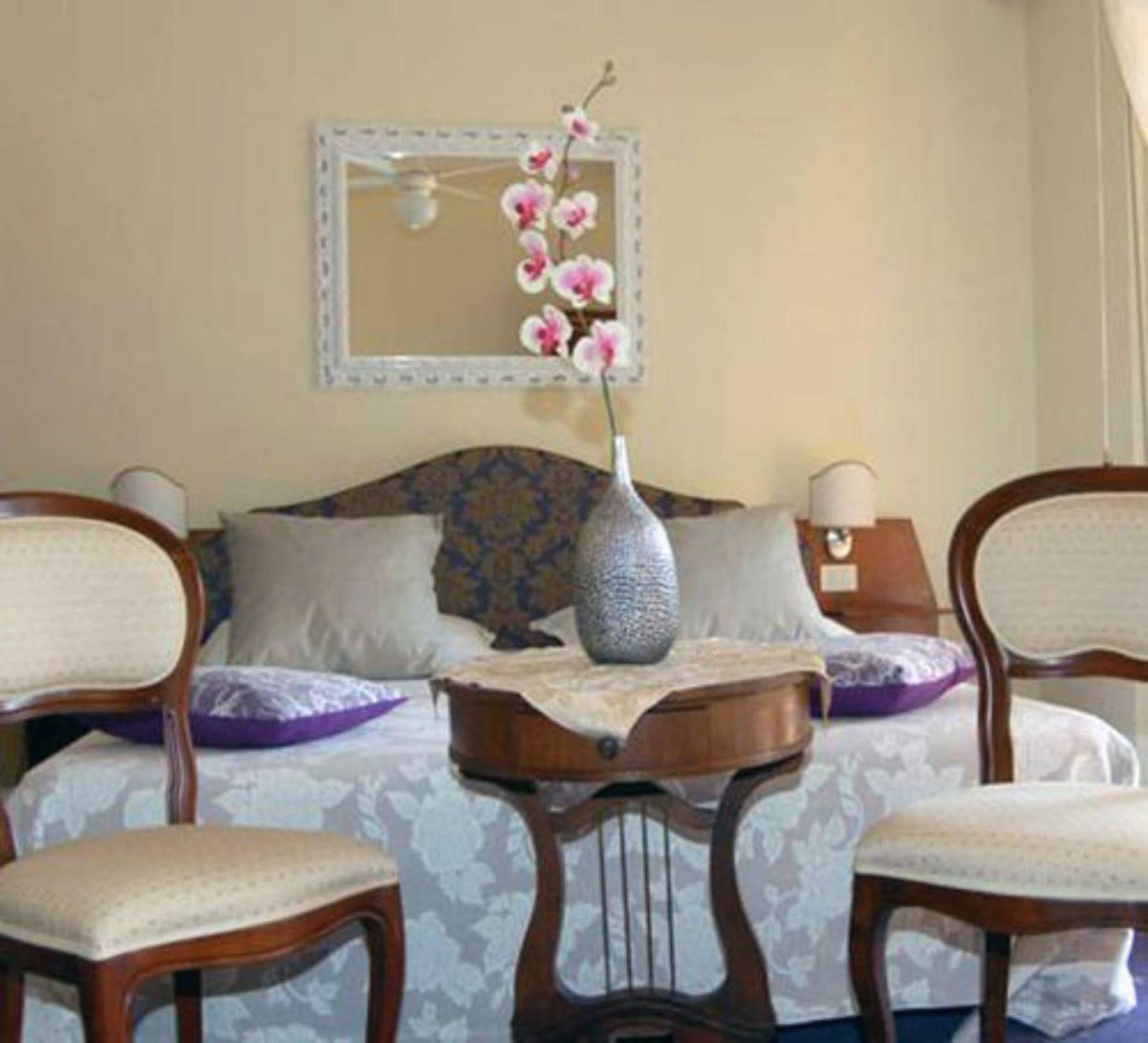 Hotel Broglia Сірміоне Екстер'єр фото