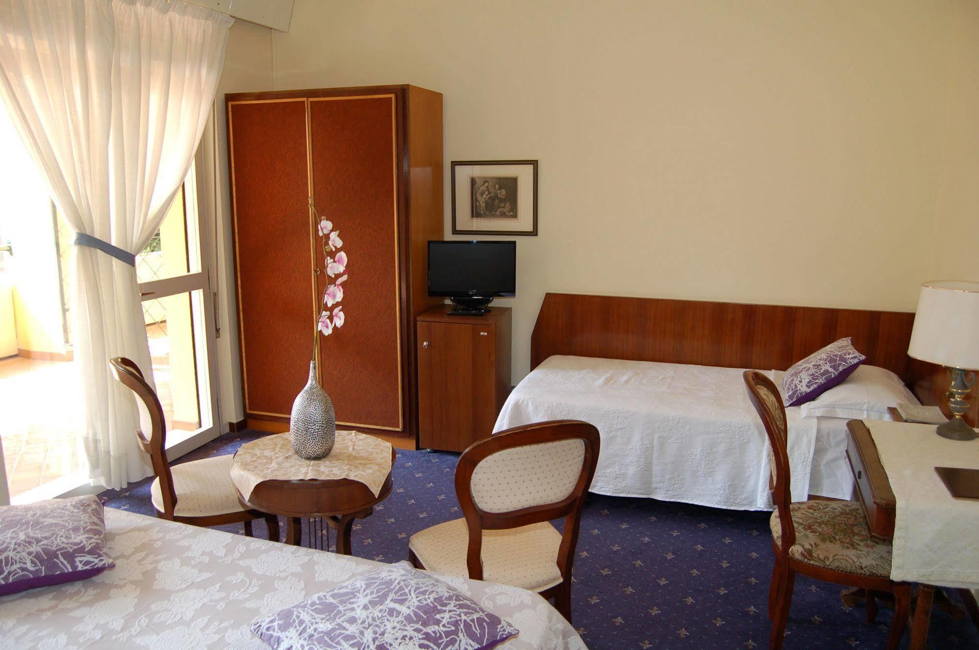 Hotel Broglia Сірміоне Екстер'єр фото